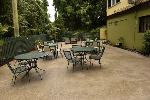 Pineapple Court Hotel, Outdoor pool