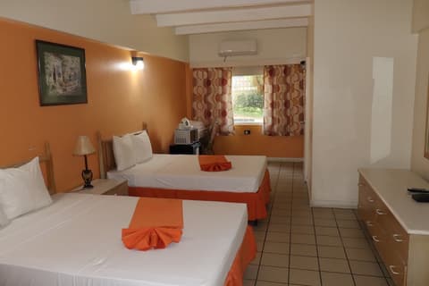 Pineapple Court Hotel, Room