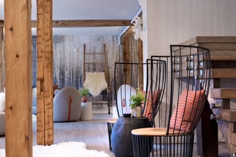 Field Guide Lodge, Lobby sitting area