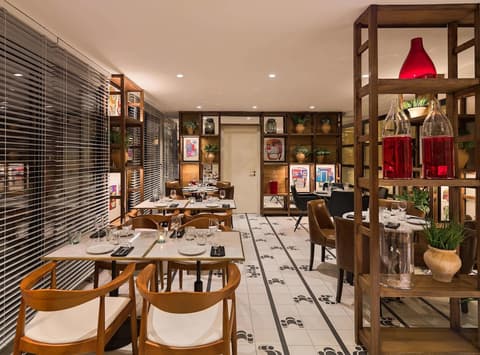 H10 Cubik, Restaurant