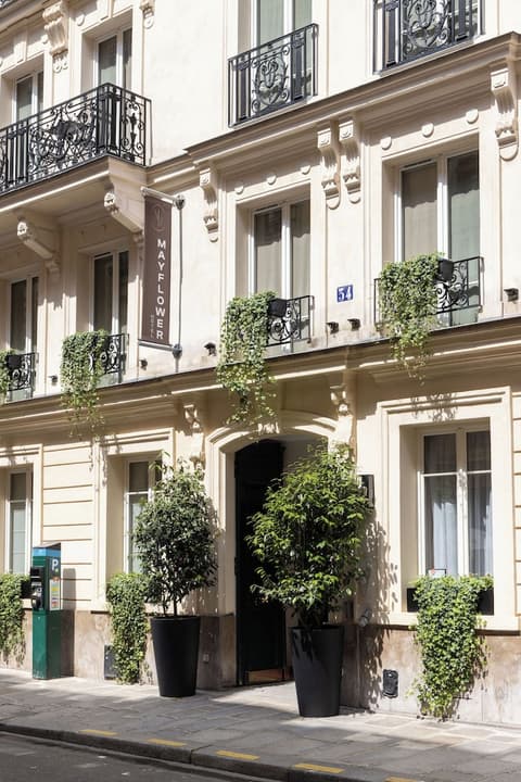 Mayflower Opéra, Front of property