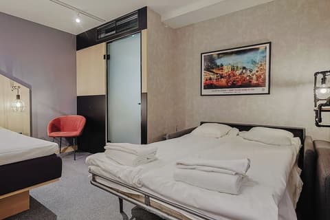 Hotel With Urban Deli, Room