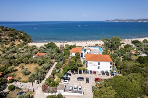 Kamari Beach Hotel, Front of property