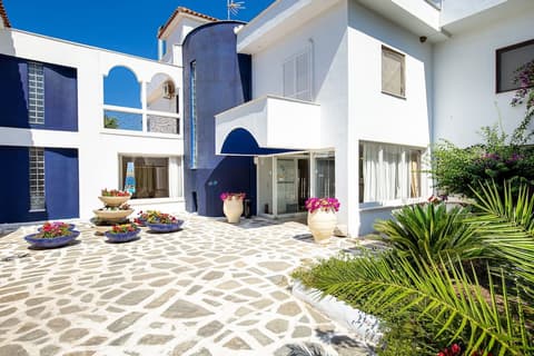 Kamari Beach Hotel, Interior entrance