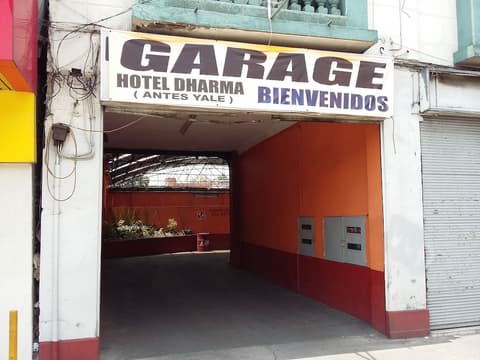 Hotel Dharma, Parking