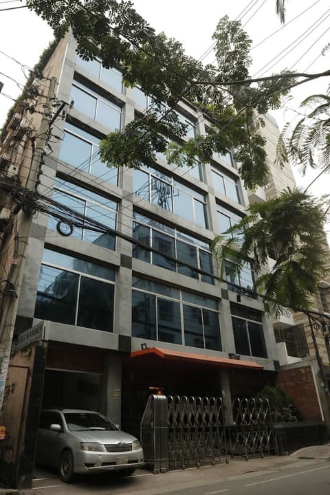 Hotel Swiss Garden, Property entrance