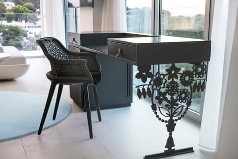 The Donna Portals, Room