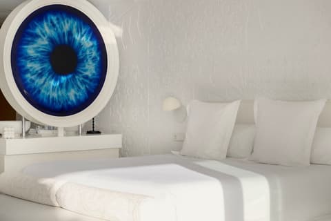 The Donna Portals, Room