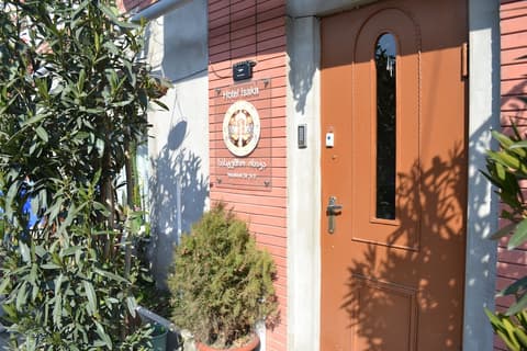 Hotel Isaka, Interior entrance