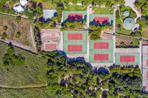 Hotel Baia Di Conte, Tennis court
