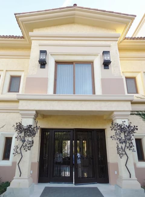 Santuario Diegueño, Front of property