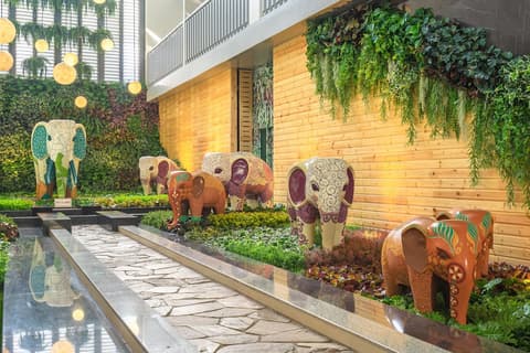 Ramada by Wyndham Phuket Deevana Patong, Lobby