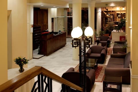 Pella, Lobby