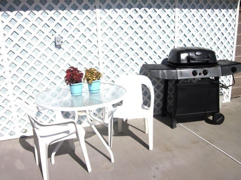 Color Country Motel, Balcony