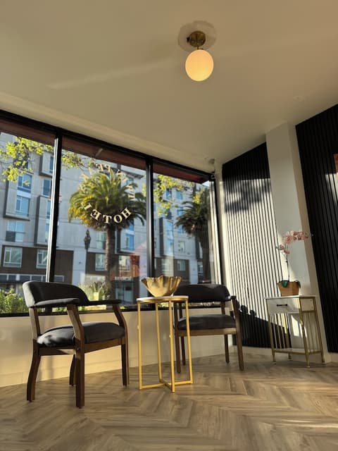 Twin Peaks Hotel, Reception