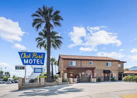 Oak Park Motel, Front of property