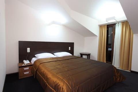 Cascade Hotel, Room