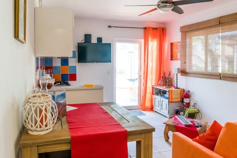 Cas Elizabeth, Living area