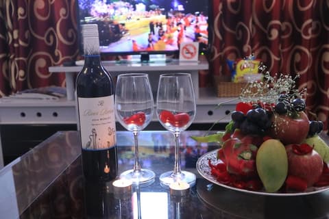 Happyland Hotel, Room