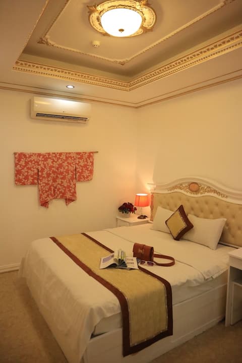 Happyland Hotel, Room