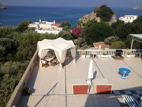 Alkyonis Apartments, Property grounds