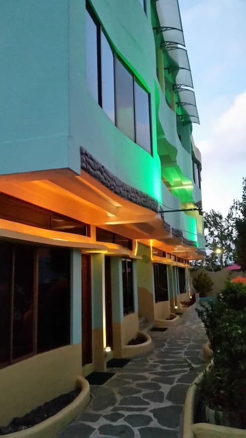 Galapagos Eco Friendly, Interior entrance