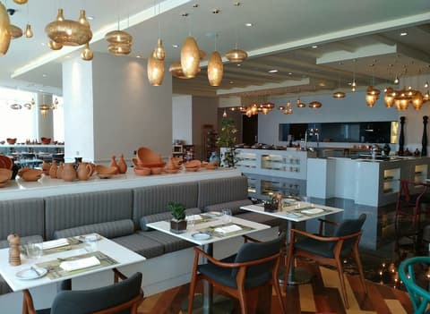 Grand Millennium Muscat, Restaurant