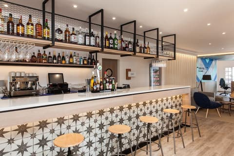 R2 Bahía Kontiki Beach Apartments, Bar (on property)