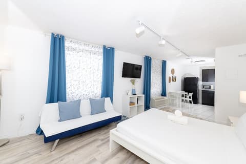 Art Deco Ocean Walk Apartments, Room