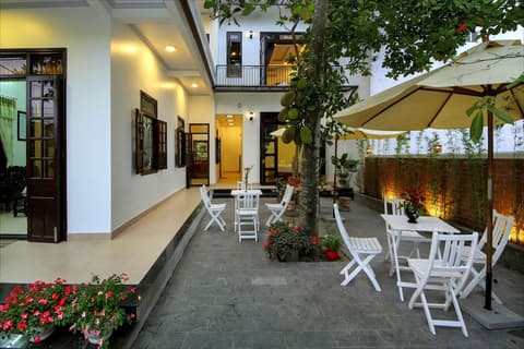 Blue Lake Homestay, Interior entrance