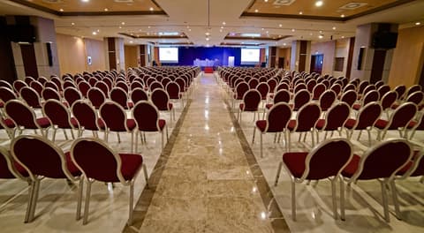 Holiday World Resort, Business center