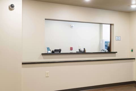 WoodSpring Suites Lafayette, Lobby