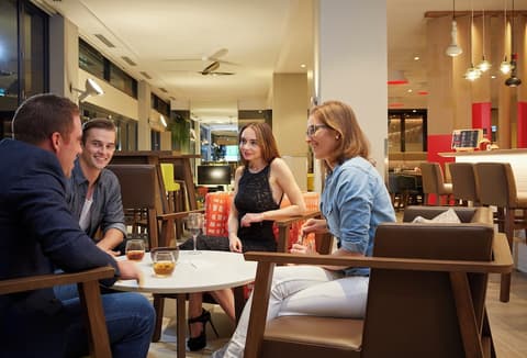 Holiday Inn Express Brisbane Central by IHG, Bar (on property)