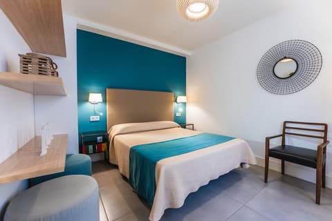 Debambú Larios, Room