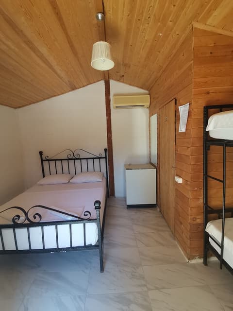 Pitos Bungalows, Interior entrance