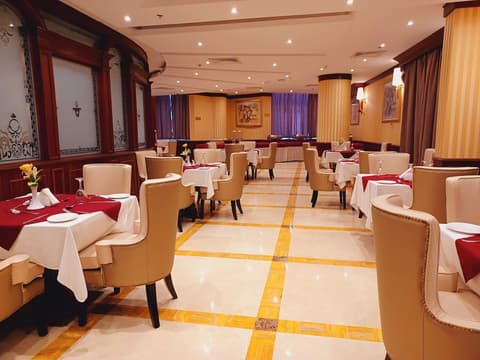 Royal Qatar Hotel, Restaurant