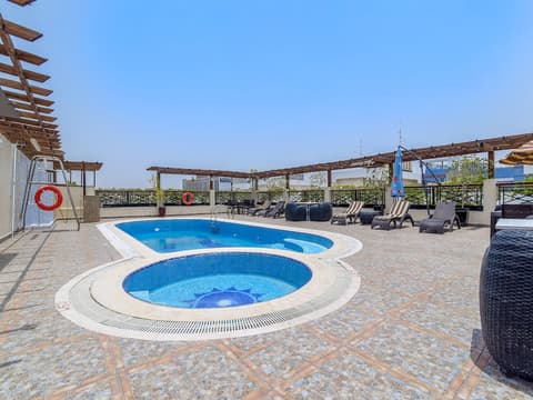 Landmark Summit Hotel, Pool