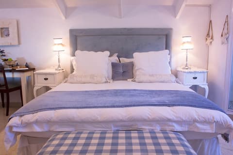 Paternoster Manor, Room