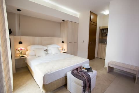 Polis Apartments, Room