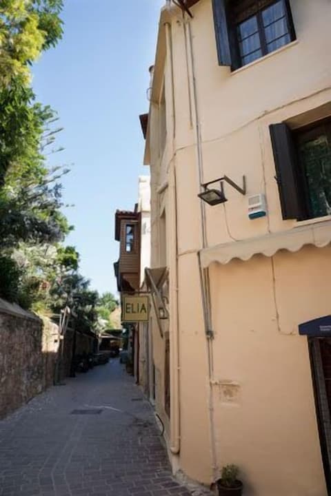 Elia Portou, Exterior