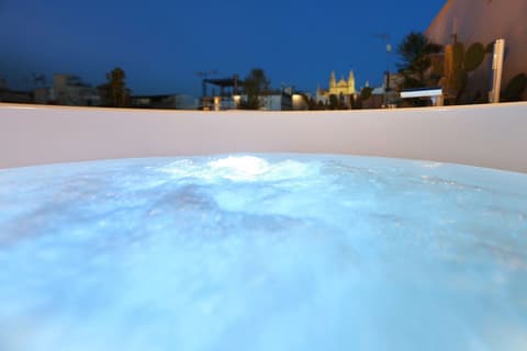 BO Hotel, Jetted tub