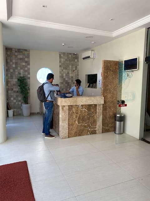 Hotel Aquarius, Reception