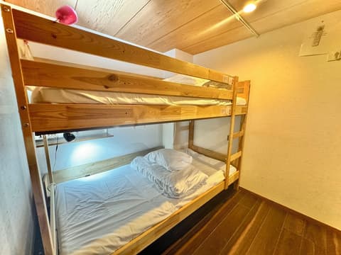 Osaka guest house sakura – Hostel, Room