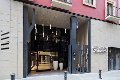 Catalonia Magdalenes, Property entrance