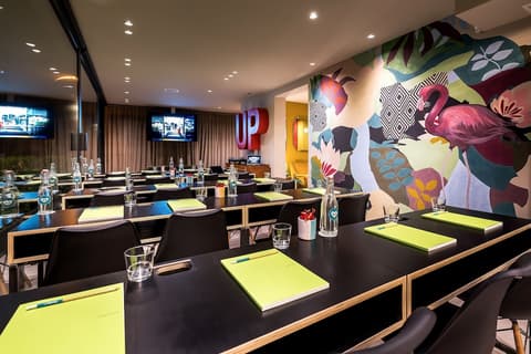 Up Hotel, Meeting facility