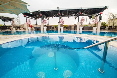 Grand Excelsior Hotel Deira, Outdoor pool
