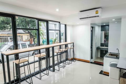 Don Muang Hotel, Lobby sitting area