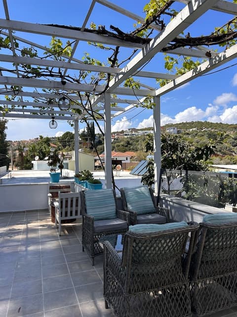 Golden Pension, Lobby sitting area