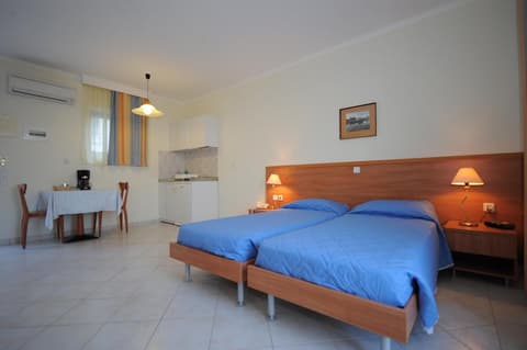 Golden View Studios, Room