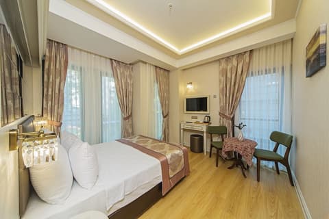 Grand Naki Hotel, Room